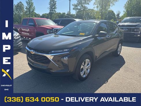 Used 2024 Chevrolet Trax LS FWD image 1