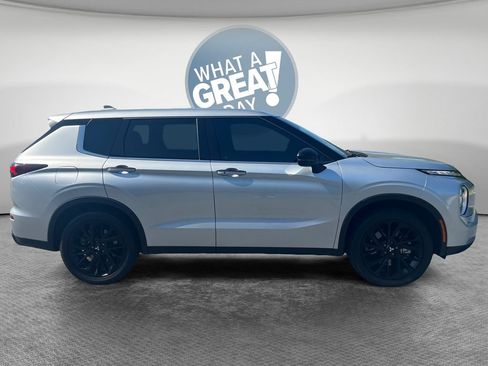 Used 2022 Mitsubishi Outlander SE FWD image 2
