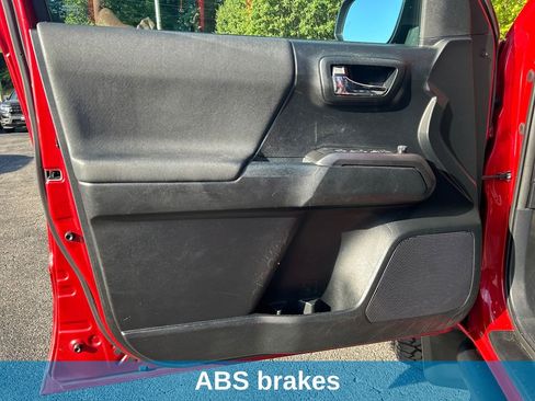 Used 2017 Toyota Tacoma TRD Off-Road AWD/4WD image 14