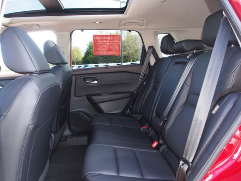 Used 2023 Nissan Rogue SV w/ SV Premium B Package image 18