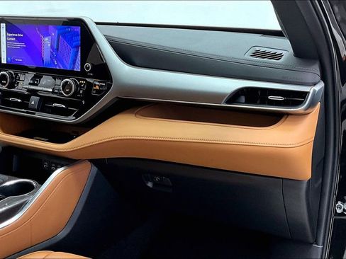 Used 2023 Toyota Highlander Platinum image 16