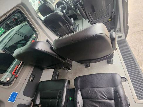 Used 2018 Mercedes-Benz Sprinter 2500 image 4