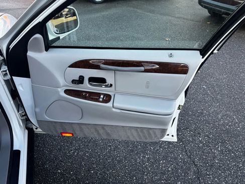 Used 2001 Lincoln Town Car Executive image 16