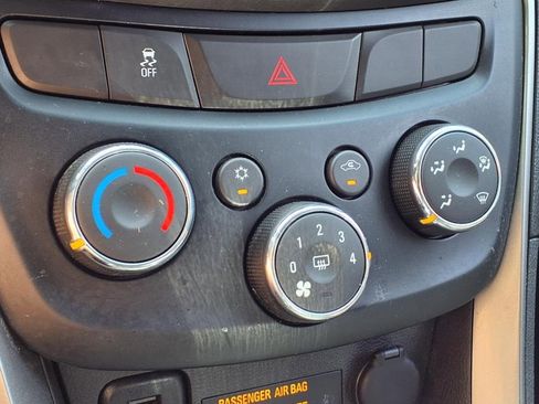 Used 2020 Chevrolet Trax LT w/ LT Convenience Package image 21