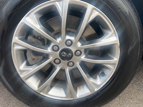 Used 2019 Jeep Cherokee Latitude Plus FWD image 33