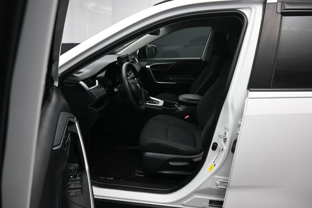 Used 2019 Toyota RAV4 LE FWD image 11