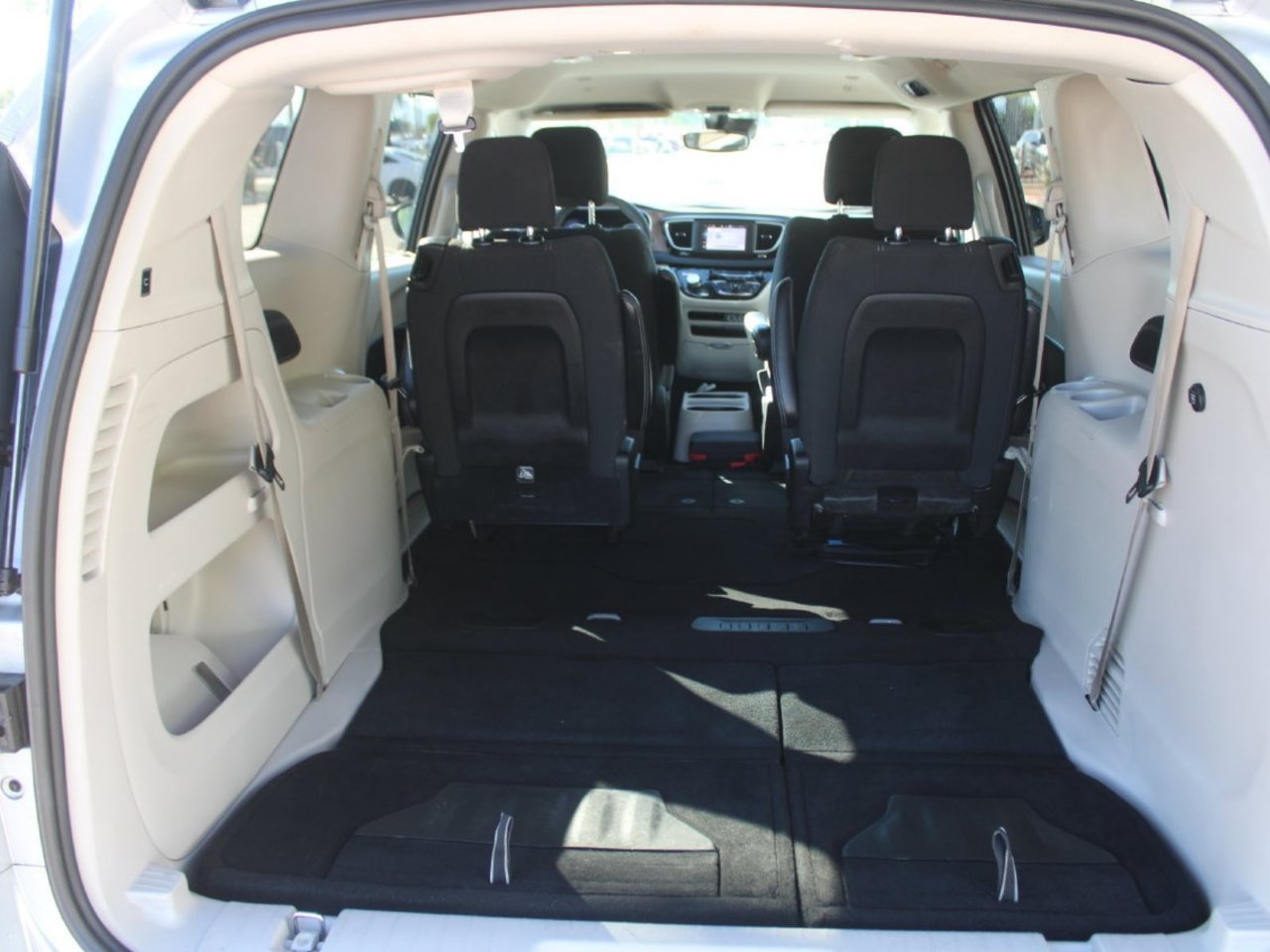 Used 2024 Chrysler Voyager LX FWD image 6