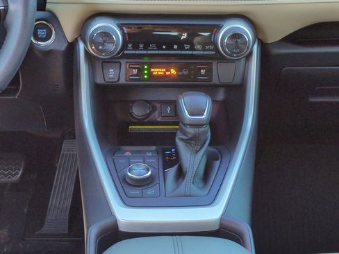 Used 2021 Toyota RAV4 Limited image 18