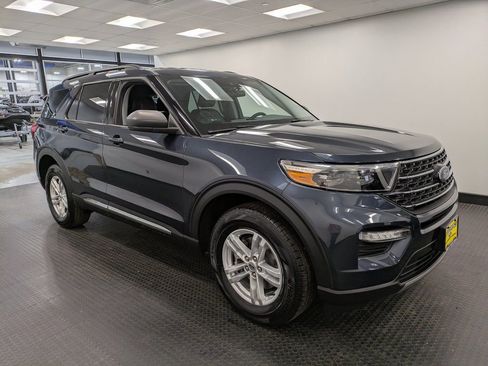 Used 2022 Ford Explorer XLT w/ Equipment Group 202A image 3