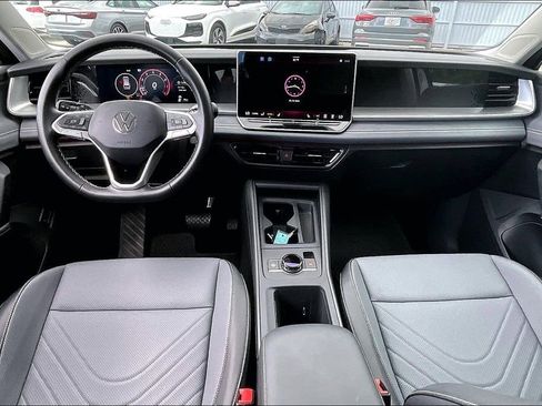 Certified 2026 Volkswagen Tiguan SE w/ Panoramic Sunroof Package FWD image 3