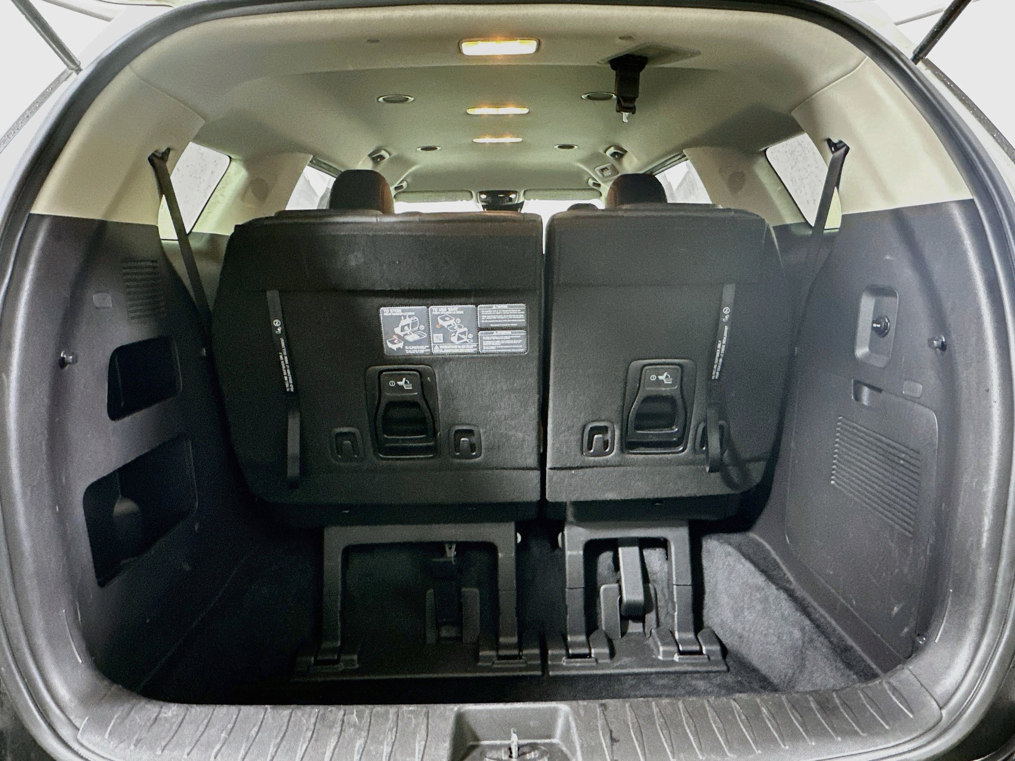Used 2025 Kia Carnival FWD image 30
