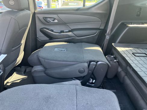 Used 2022 Chevrolet Traverse LT FWD image 35