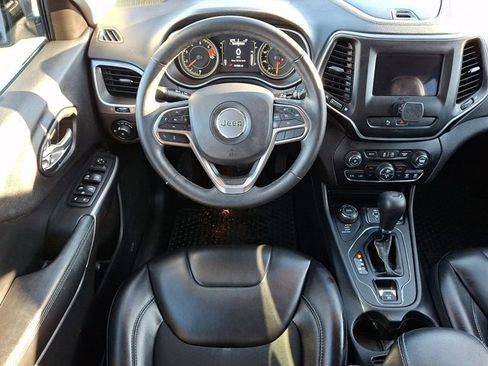 Certified 2019 Jeep Cherokee Latitude Plus w/ Comfort/Convenience Group image 16