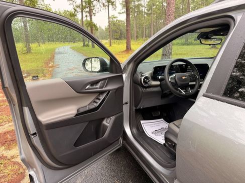 New 2027 Chevrolet Equinox LT w/ Convenience Package II FWD image 9