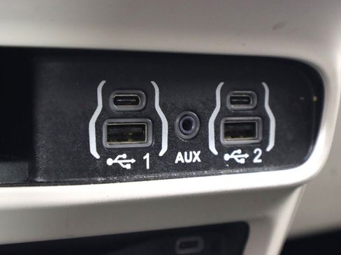 Used 2022 Chrysler Pacifica Touring-L w/ Uconnect Theater Family Group FWD image 24