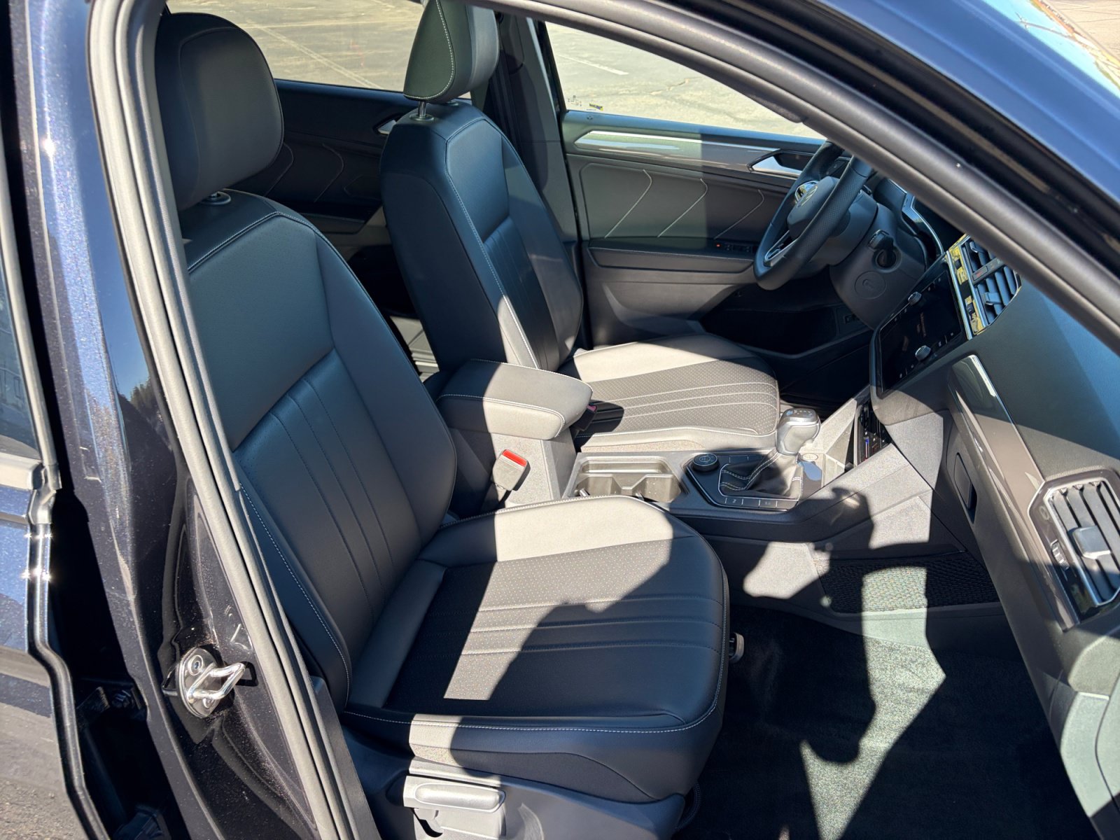 Used 2024 Volkswagen Tiguan SE R-Line AWD/4WD image 19