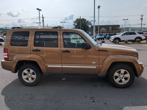 Used 2011 Jeep Liberty 70th Anniversary AWD/4WD image 4