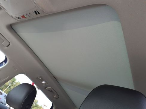 Certified 2022 Volkswagen Taos SE w/ Panoramic Sunroof Package image 14