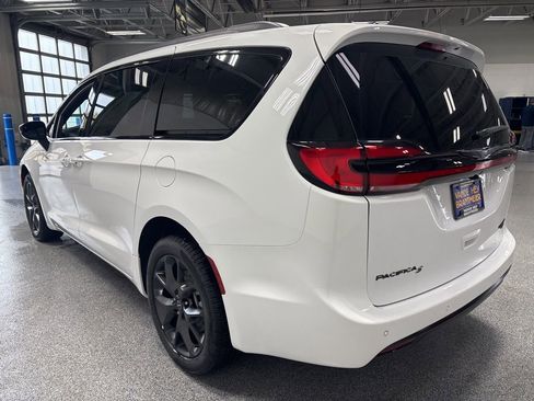 New 2026 Chrysler Pacifica Limited w/ S Appearance Package image 5