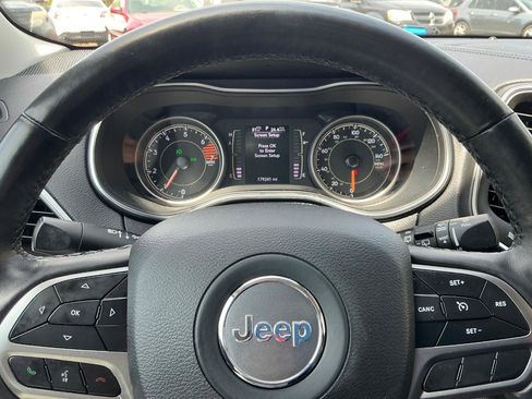 Used 2019 Jeep Cherokee Latitude Plus w/ Cold Weather Group AWD/4WD image 22