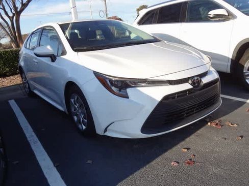 Used 2023 Toyota Corolla LE image 3