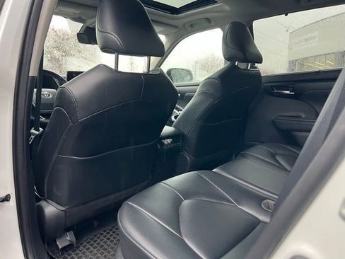 Used 2021 Toyota Highlander XLE image 12