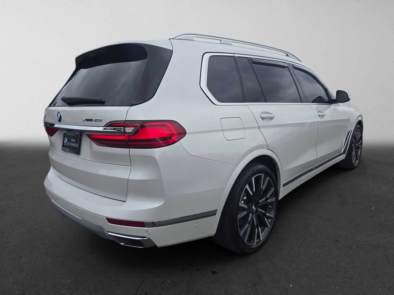 Used 2022 BMW X7 xDrive40i w/ Executive Package AWD/4WD image 3