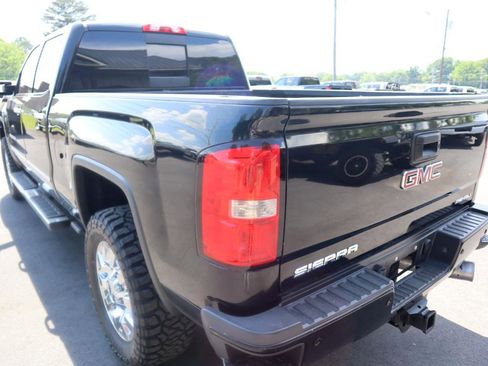 Used 2018 GMC Sierra 2500 Denali w/ Duramax Plus Package AWD/4WD image 7