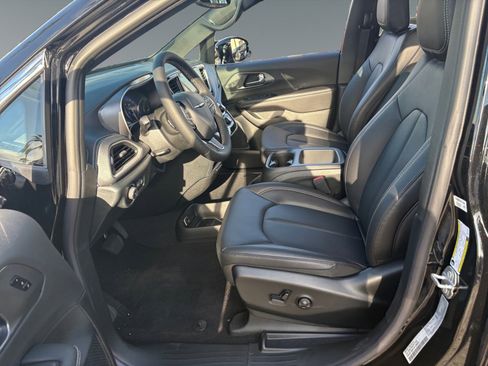 New 2026 Chrysler Pacifica Select image 9