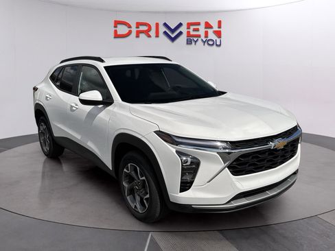 Used 2025 Chevrolet Trax LT w/ LT Convenience Package FWD image 8