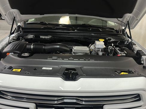Used 2024 RAM 1500 Laramie AWD/4WD image 13
