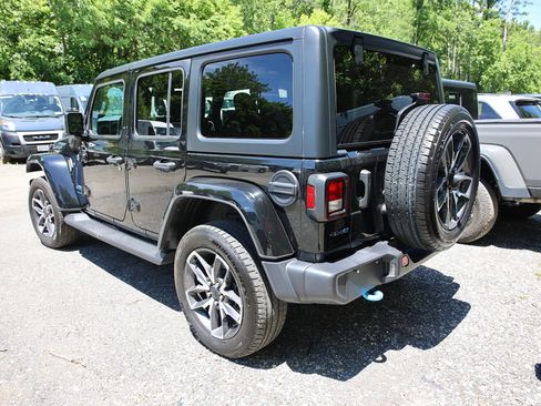 Used 2024 Jeep Wrangler Unlimited w/ Convenience Group AWD/4WD image 5