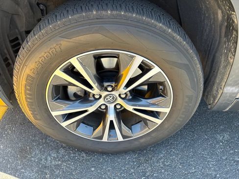 Used 2019 Toyota Highlander Plus FWD image 11