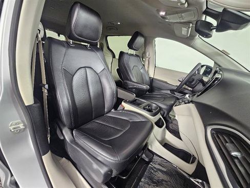 Used 2024 Chrysler Pacifica Touring-L image 14