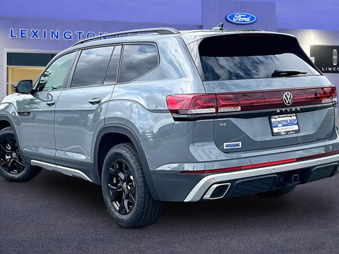 Used 2025 Volkswagen Atlas Peak Edition SE AWD/4WD image 4