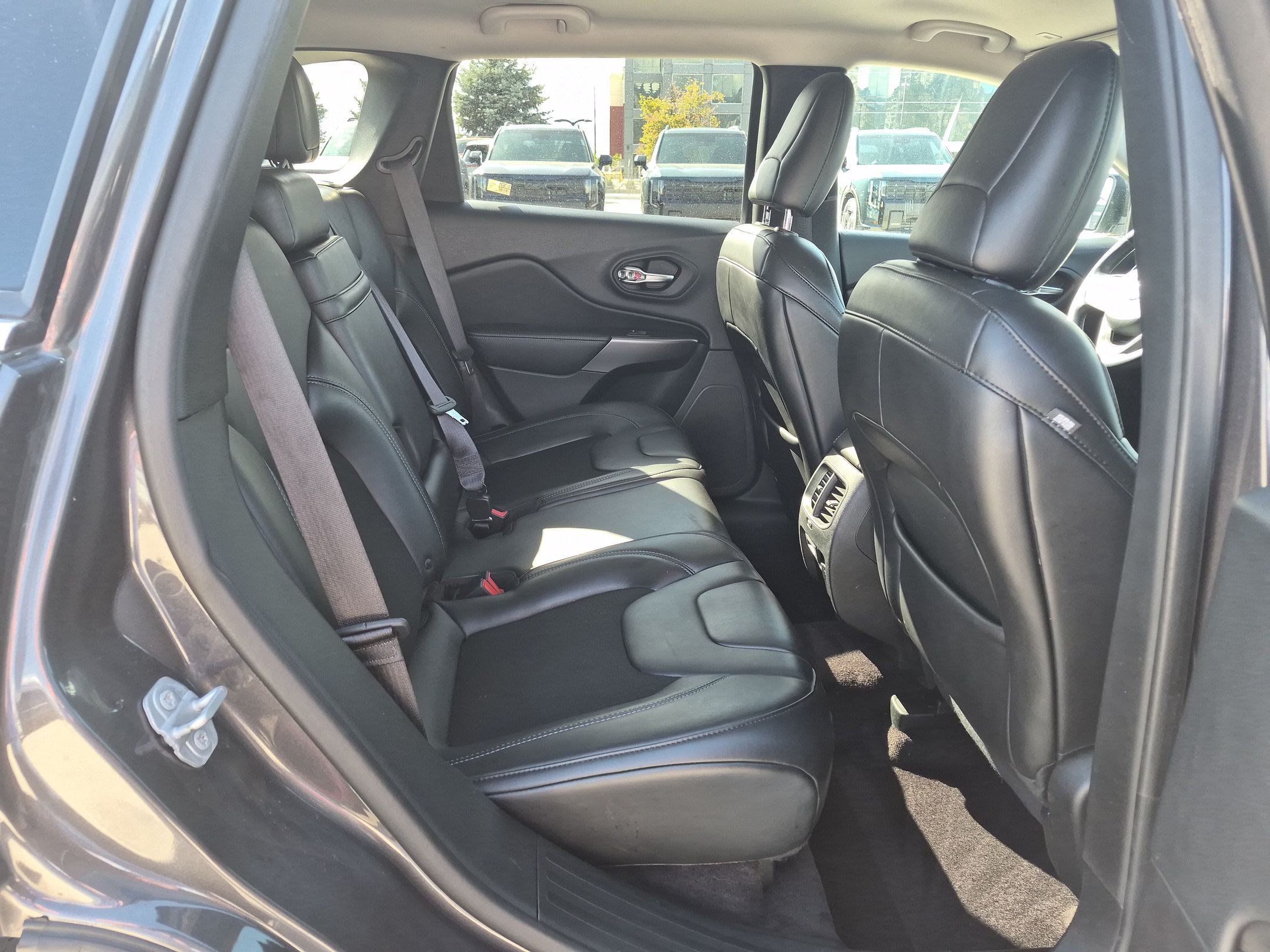 Used 2019 Jeep Cherokee Latitude Plus w/ Comfort/Convenience Group AWD/4WD image 28
