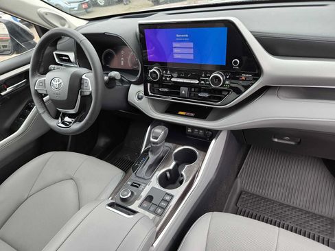 Certified 2025 Toyota Highlander Platinum AWD/4WD image 11