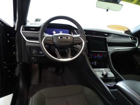 Certified 2025 Jeep Grand Cherokee Laredo X w/ Luxury Tech Group I AWD/4WD image 5