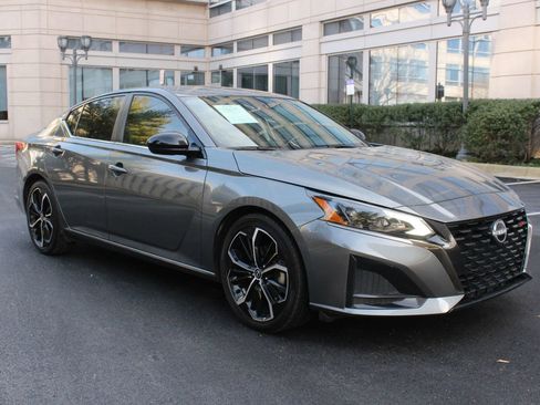 Used 2023 Nissan Altima 2.5 SR FWD image 1