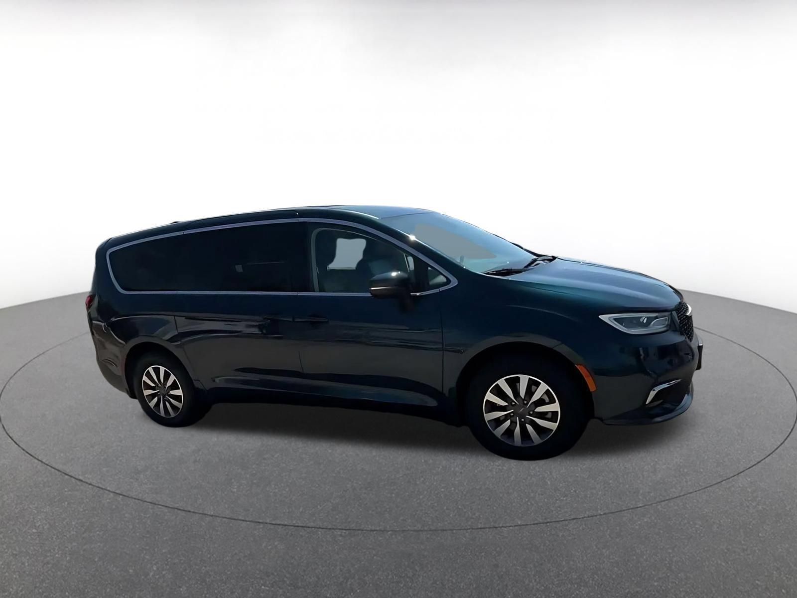Used 2023 Chrysler Pacifica Touring-L FWD image 2