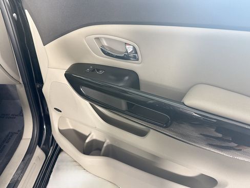 Used 2018 Kia Sedona SX image 29