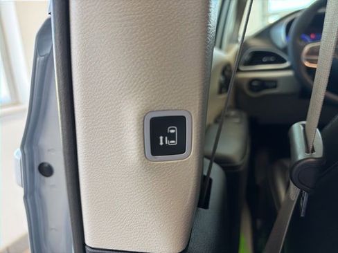 Used 2023 Chrysler Pacifica Touring-L FWD image 20
