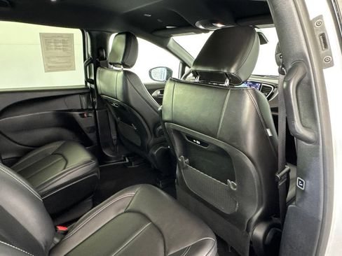 Certified 2024 Chrysler Pacifica Limited FWD image 34