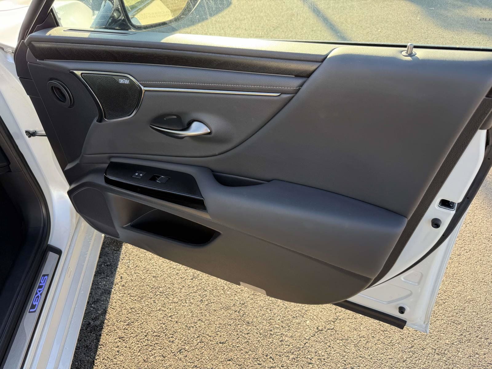 Used 2024 Lexus ES 300h Ultra Luxury w/ Accessory Package (Z2) FWD image 15