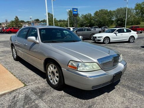 Used 2006 Lincoln Town Car Signature Limited RWD image 4