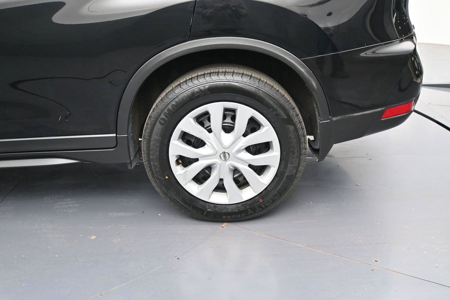 Used 2018 Nissan Rogue S AWD/4WD image 9