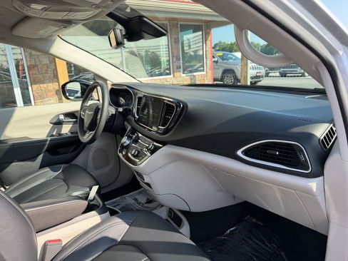 Used 2024 Chrysler Pacifica Touring-L FWD image 23