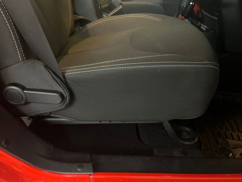 Used 2017 Jeep Wrangler Unlimited Rubicon w/ Connectivity Group image 57