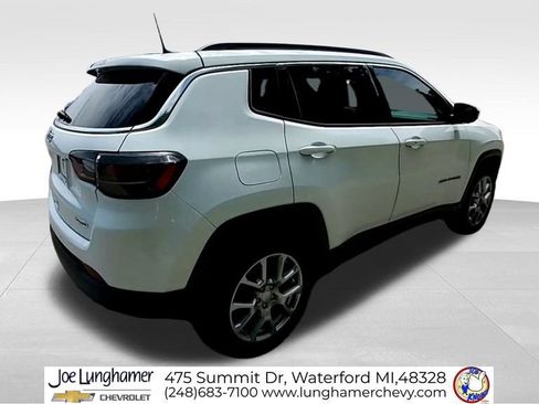 Used 2024 Jeep Compass Latitude w/ Sun and Sound Group AWD/4WD image 9