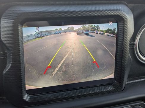 Used 2018 Jeep Wrangler Unlimited Sahara image 12